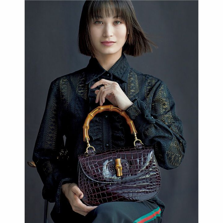 バッグ￥3,300,000・ブラウス￥130,000・パンツ￥118,000・リング￥199,000（グッチ ジャパン）　[Precious2019年4月号127ページ] 