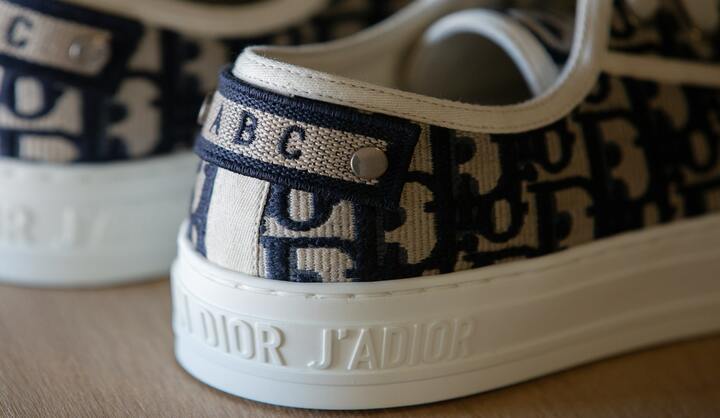 2色のラベルに3文字まで刺繍可能。ディオール オブリーク キャンバスタイプ ¥124,500 (パーソナリゼーションサービス込み)無地キャンバスタイプは ¥110,500 (パーソナリゼーションサービス込み)