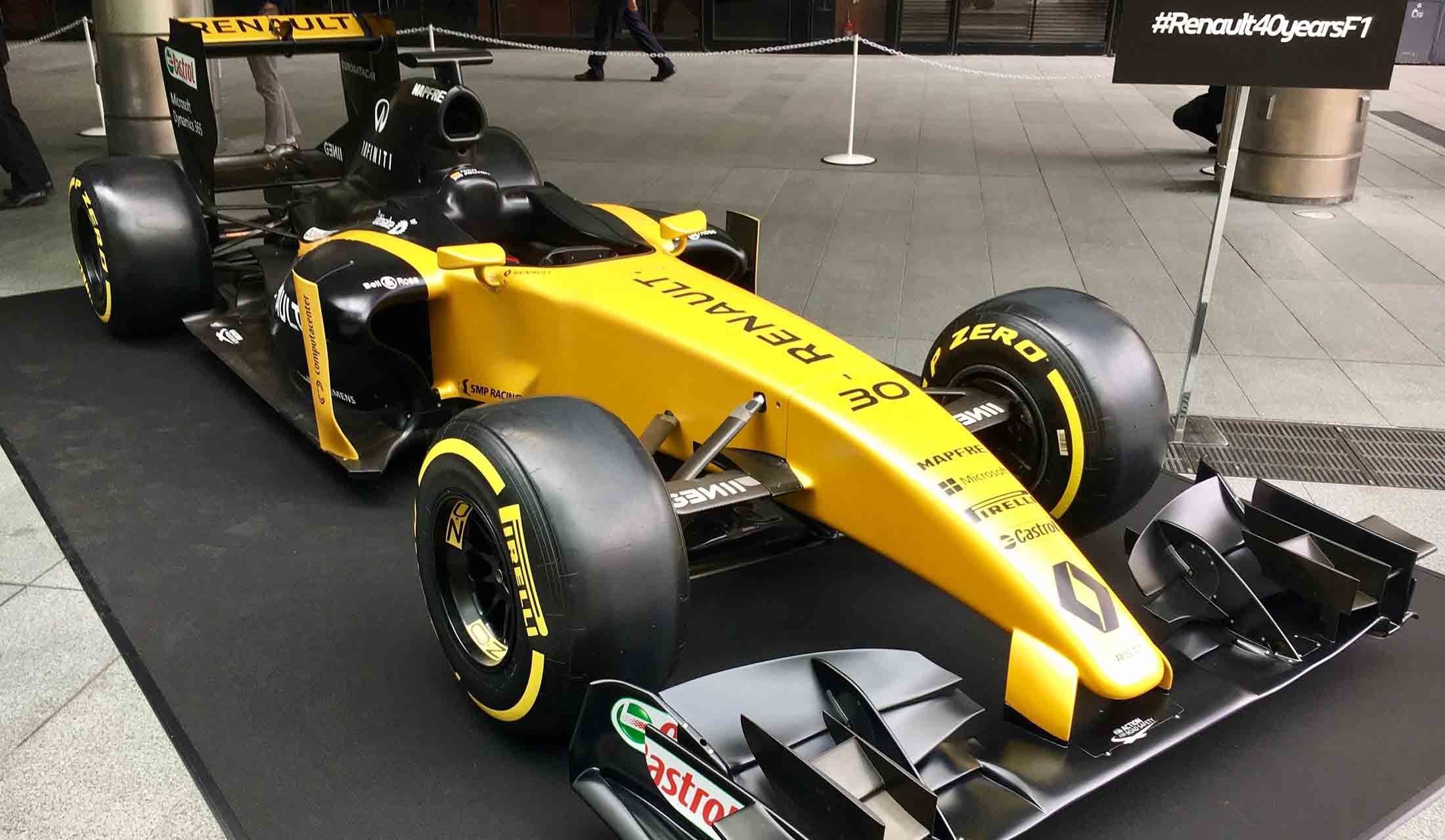 発表イベントでは、ルノーのF1カーも展示されていた。「メガーヌGT」にはレースの技術が惜しみなく投入されている。