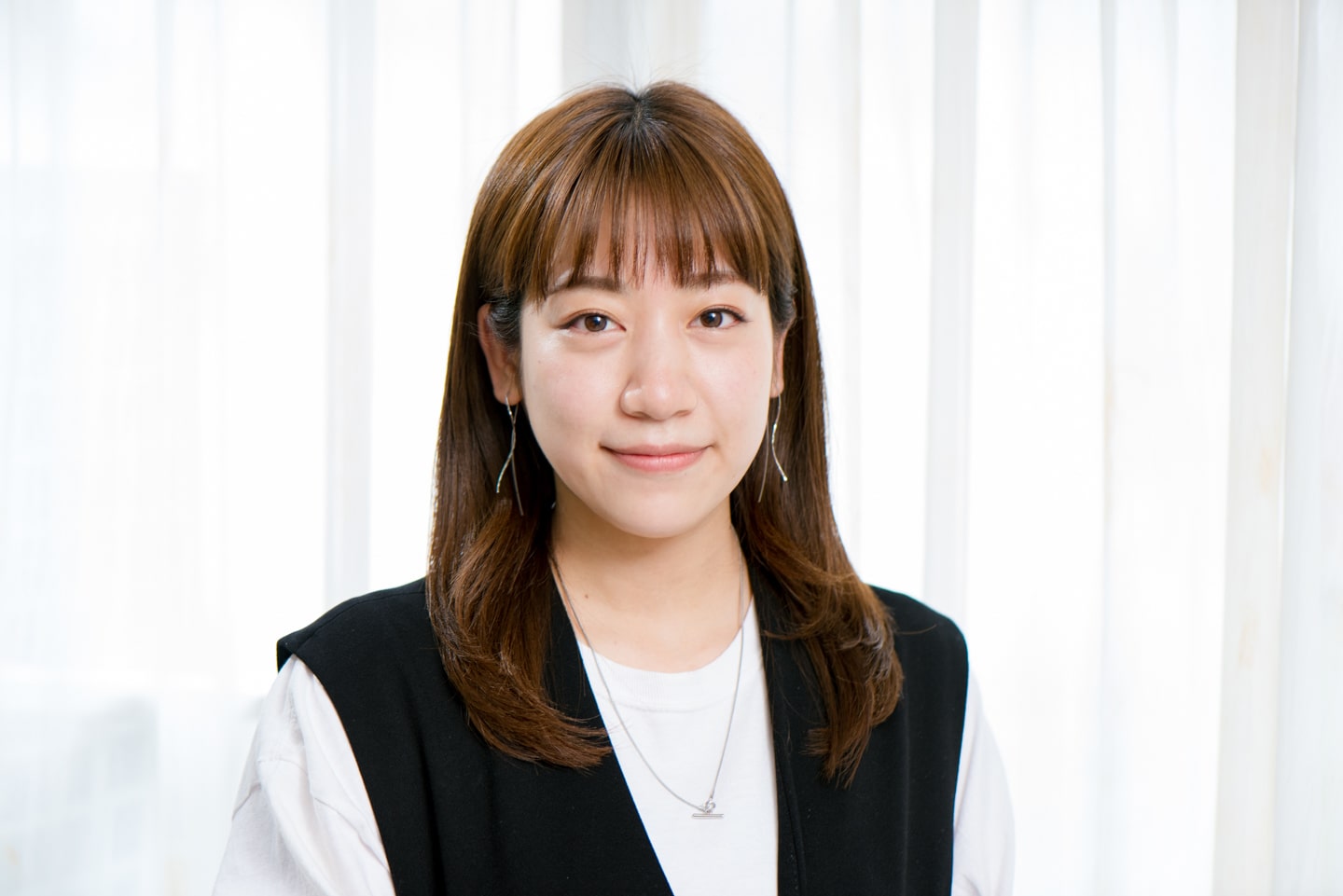 GARDEN aoyama スタイリスト・豊田 楓さん。コスメ集めにハマっているという豊田さん。「マスクに合わせて、目元やベースメイクをよく集めています。好きなのは、ラメ感がキレイなSUQQUやTOM FORD。ヘアスタイルに合わせて、メイクも提案させていただけたら嬉しいです!」Instagramアカウント@toyodakaede