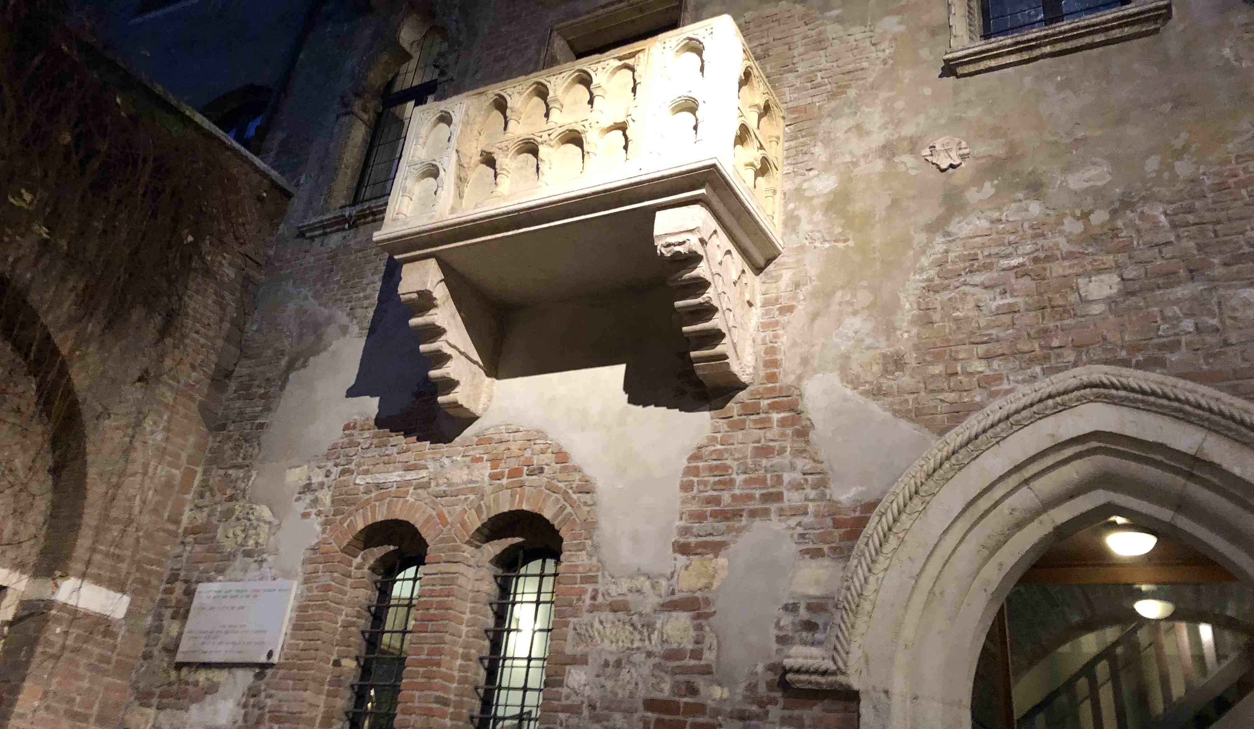 ベローナ市内にはCasa de Giulitta(ジュリエットの家)と名づけられた観光名所があり、ロミオと話したバルコニーも設置されている。