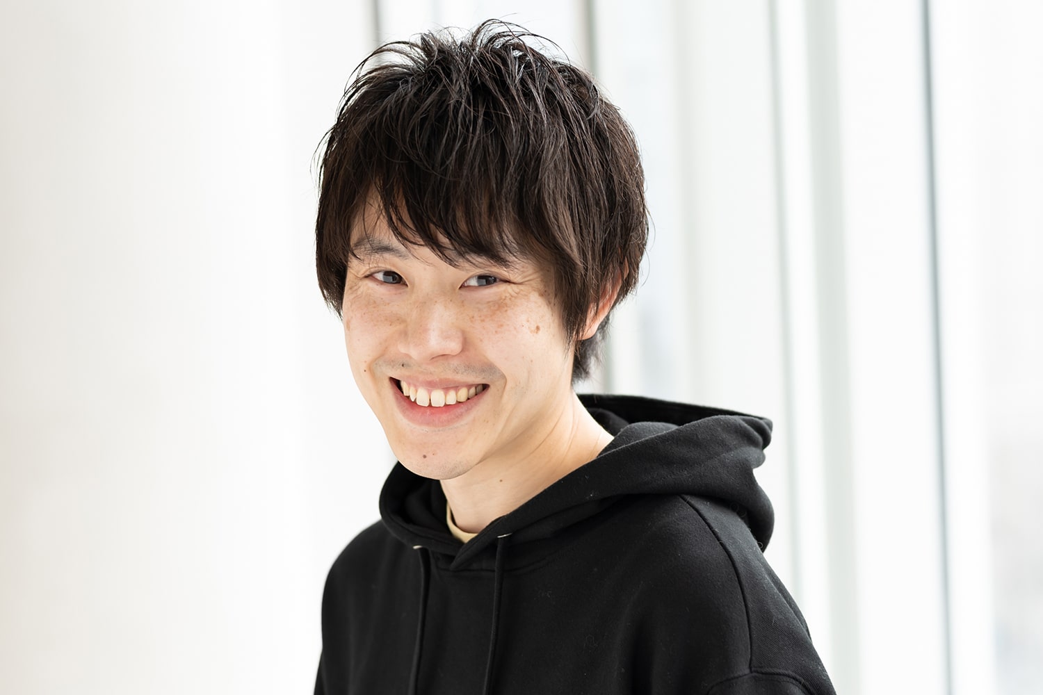 ZACC raffine スタイリスト・賀山博之さん。猫が大好きで、現在2匹と同居中。「猫は夜行性のせいか夜中に激しく遊び回るんです。おかげでちょっと寝不足気味」Instagramアカウント@zacc_hairsalon