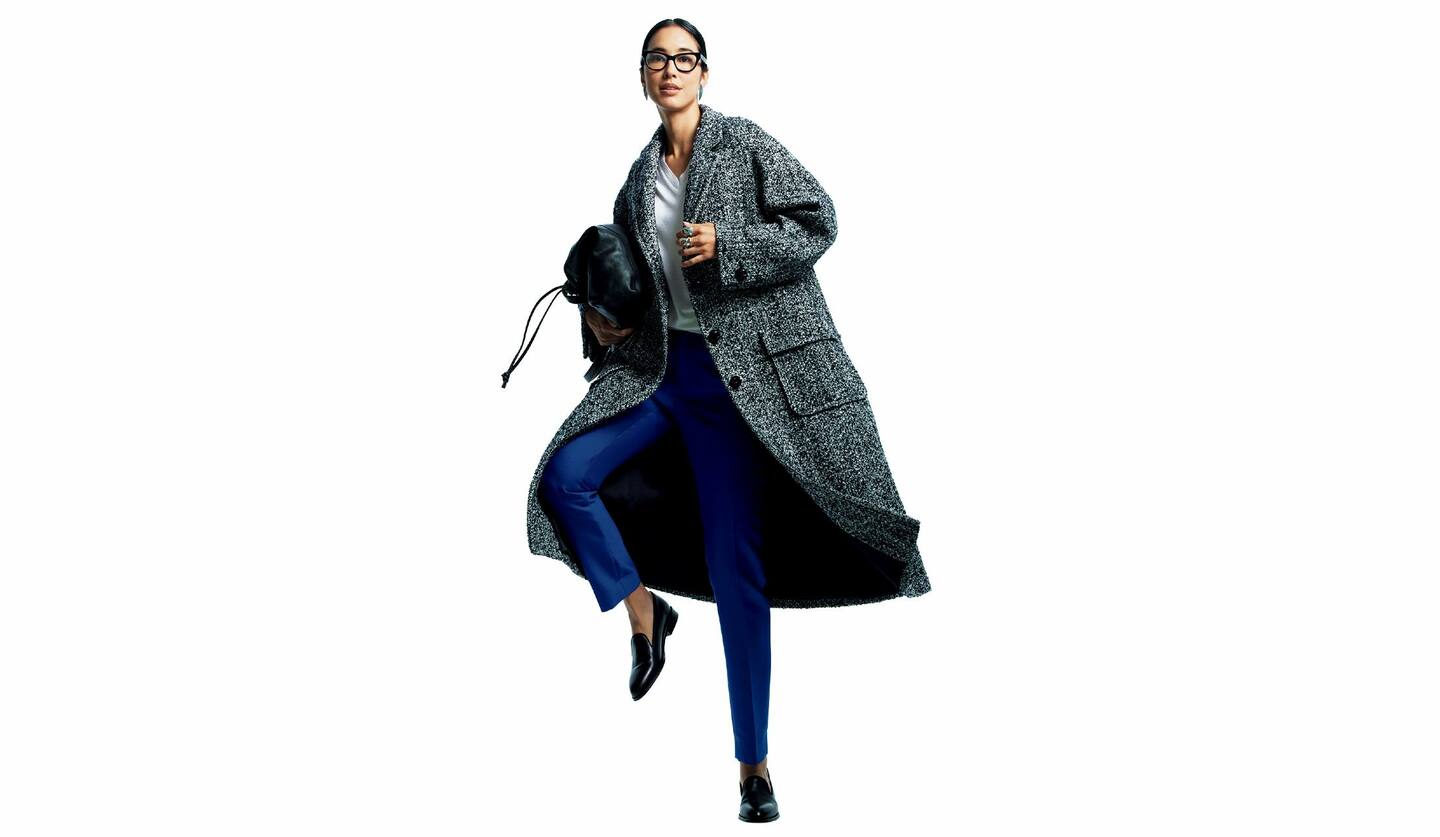 トリーバーチのツイードのコートと青のパンツを着用したモデル