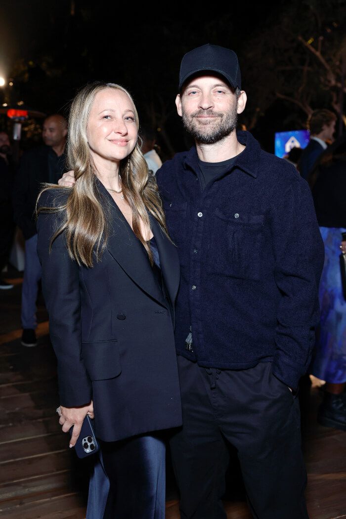 左は、元妻のジェニファー・メイヤー。