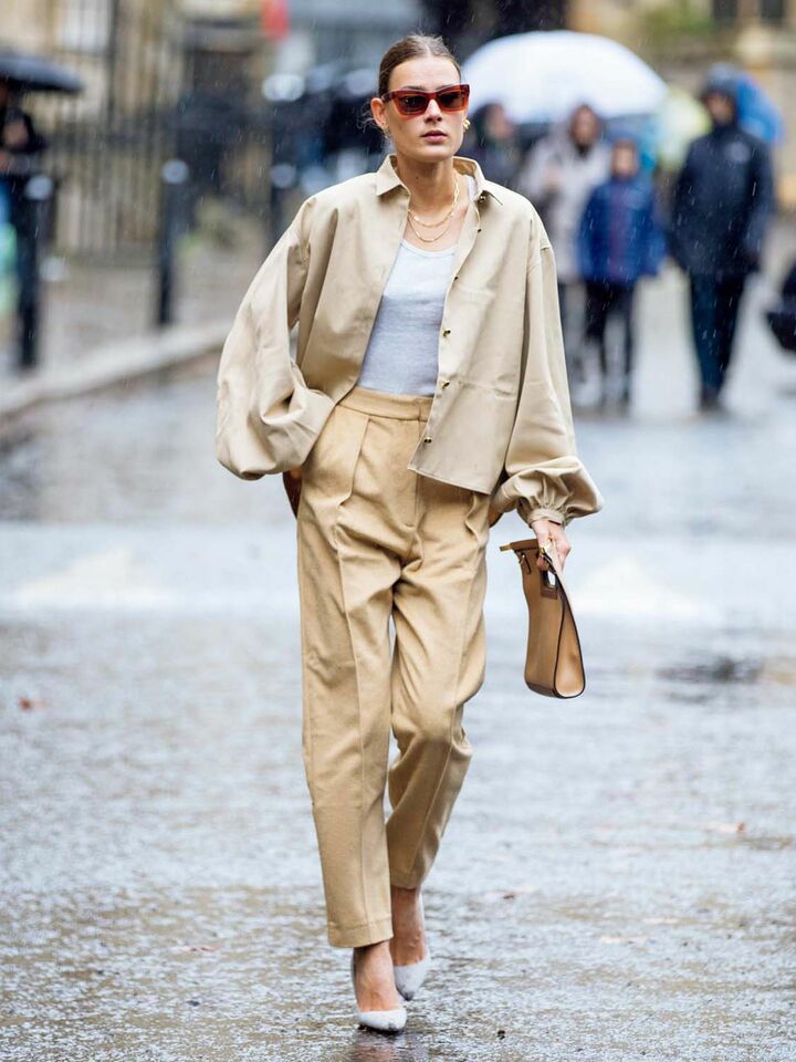 マチュアなベージュの装いを纏った海外のファッショニスタ