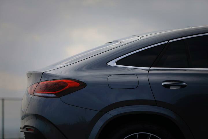 クーペの醍醐味は、この流麗な後ろ姿（背中？）にある。SUVなので力強くもあり、その印象はナポリ仕立てのスーツを着こなすイタリアの伊達男のごとし。