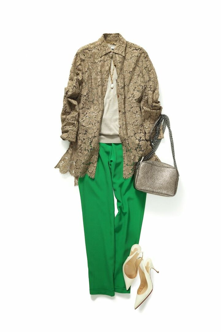 インパクトあるカラーパンツと華やかなレースシャツが好バランス。