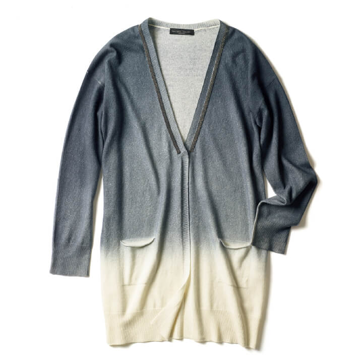 熟練した職人が手作業でリンキング（ニット特有の縫製）を施し、繊細なシルエットと快適な着用感をかなえています。Vネックを彩るボールチェーンが印象を引き締めつつ、クールに華やぎます。￥151,000［カシミヤ］（アオイ〈ファビアナフィリッピ〉）　[Precious2019年2月号128ページ] 