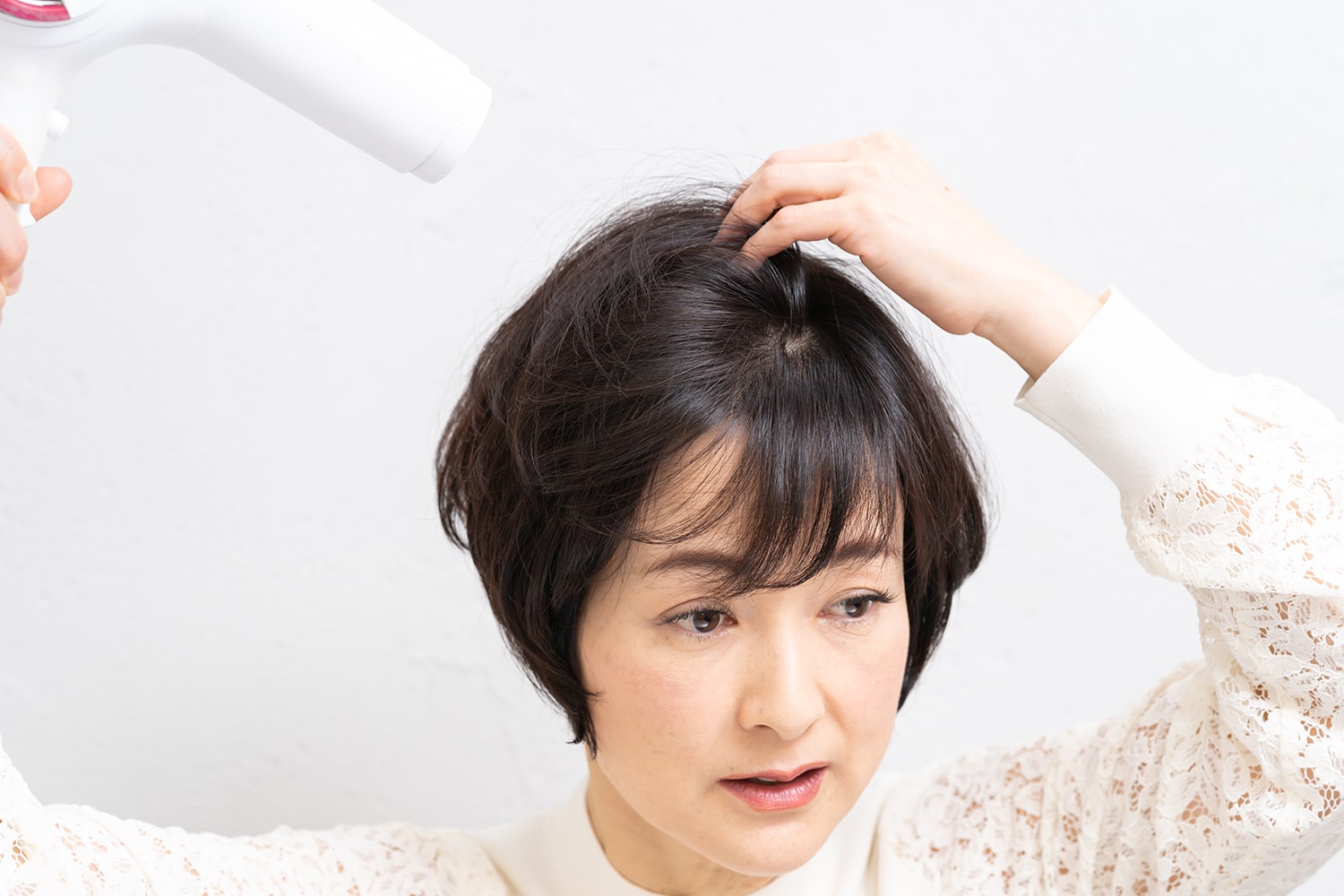 特に分け目あたりの地肌を重点的に擦って、根元から立ち上がりやすいようにする。