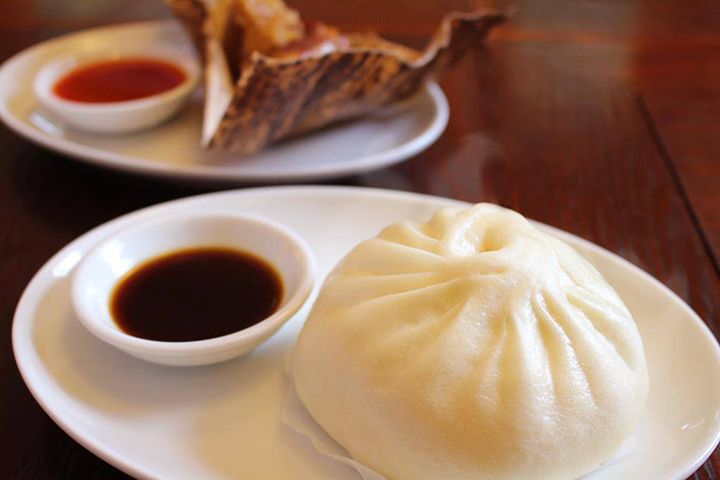 国産の豚肉と北海道産のたまねぎを贅沢に使ったこだわりの「本格 肉まん 香醋付」単品 ¥400、ドリンクセット ¥800