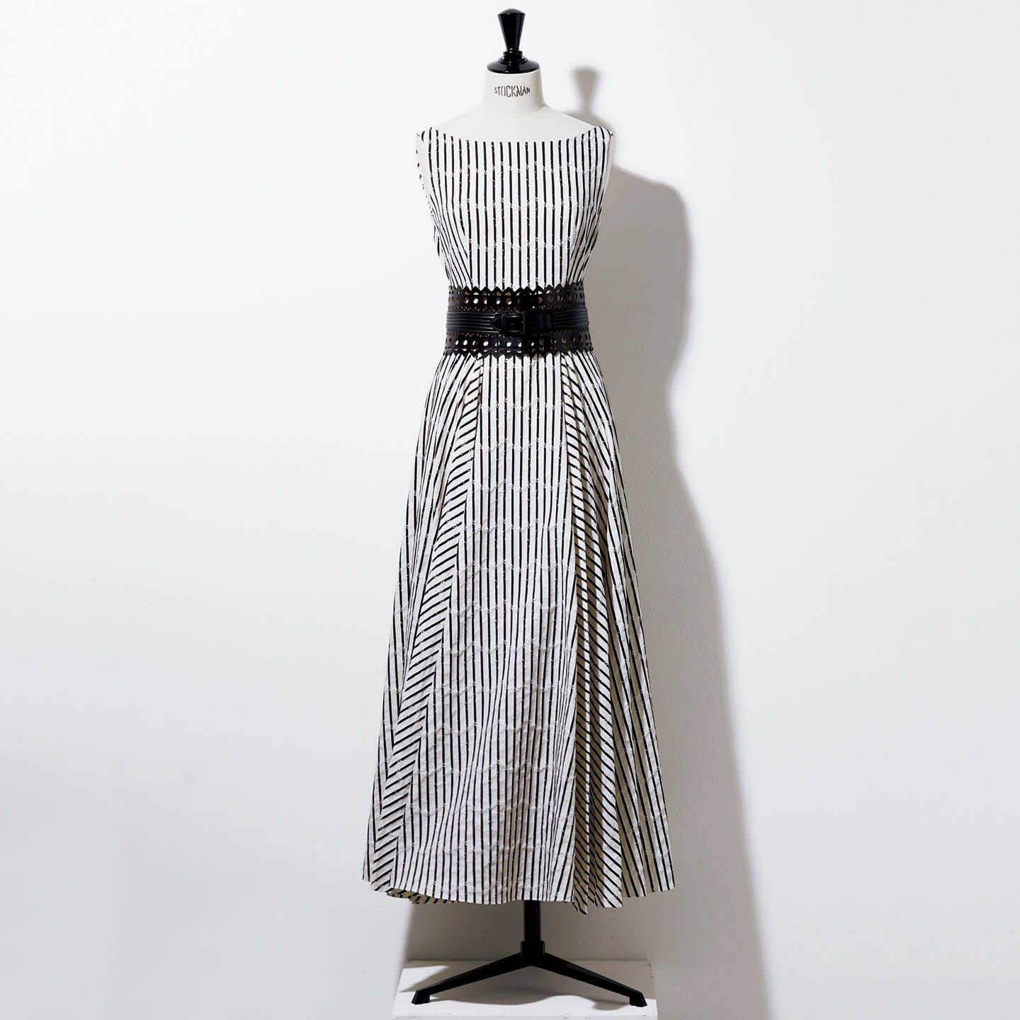 ドレス¥310,000・ベルト¥120,000(リシュモン ジャパン〈アライア〉)
