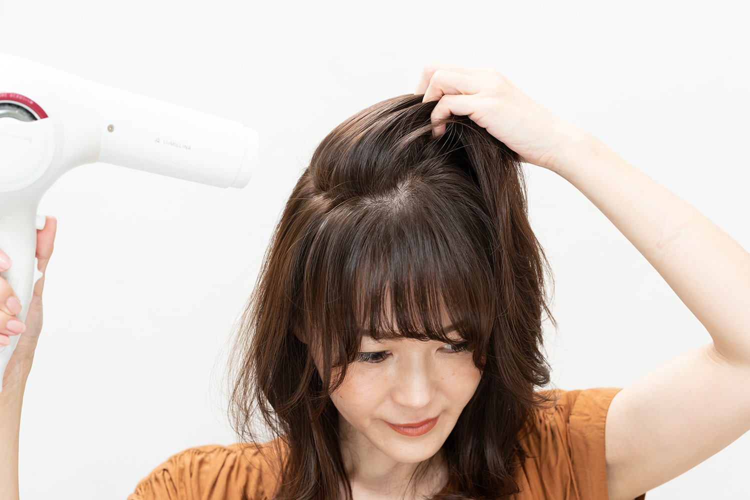 トップの髪は生えている方向の逆からドライヤーの熱を当てると立ちやすい。