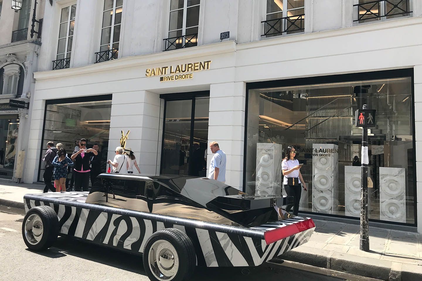 店の前に置かれた車。実は、オブジェであり、動きません。アート作品として販売されていました。