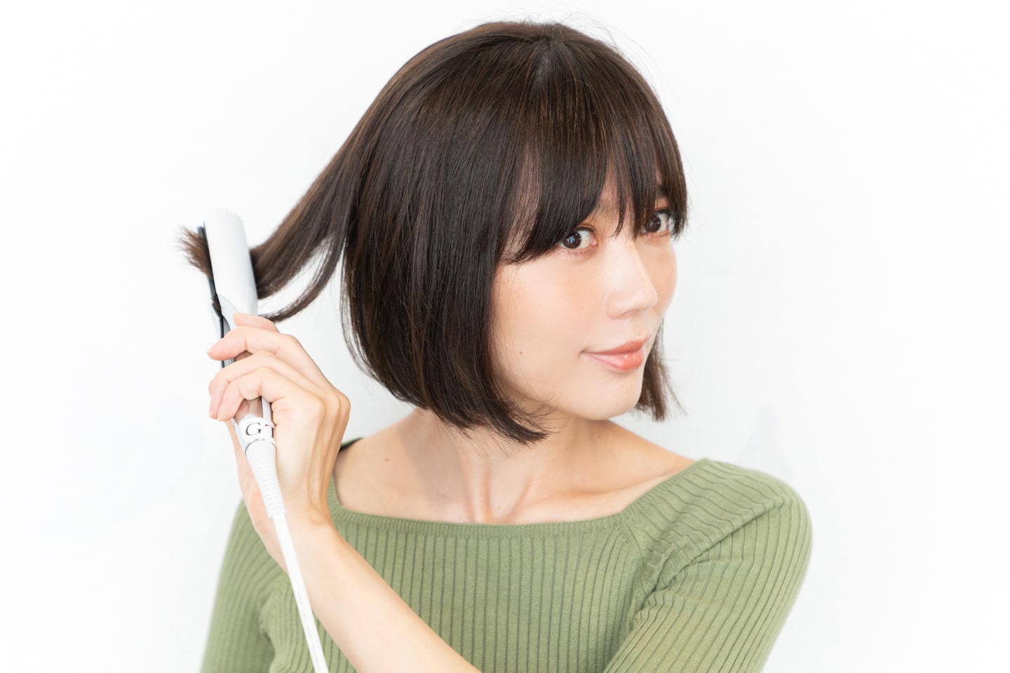 バックの毛先もまとめて挟んで外ハネに。こちらも熱をさっと通すだけでOK。