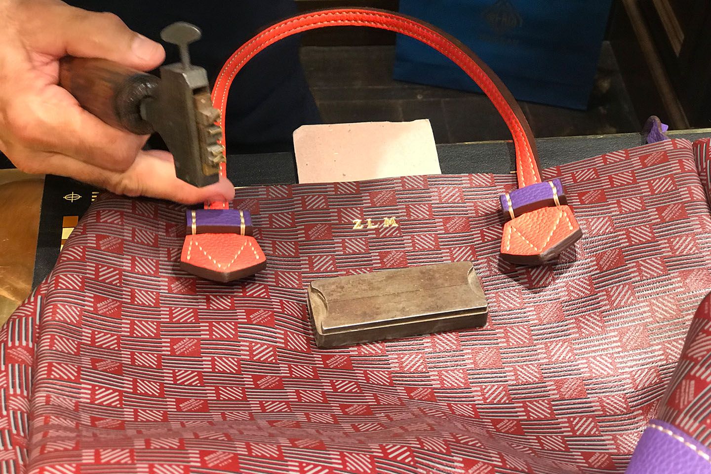 きれいにイニシャルが入っています! ずれておらず均等な力で押されているところはさすが熟練の職人の技。