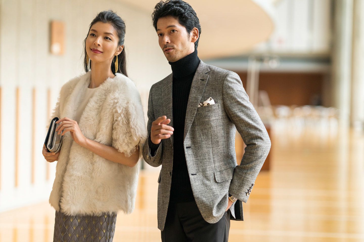 左・女性/ファージャケット¥288,000・ワンピース¥114,000・靴¥68,000(マックスマーラ ジャパン/マックスマーラ)、バッグ¥147,000(セルジオ ロッシ)、ピアス¥400,000(ジュエルズ・オブ・ストラスブルゴ/サイモン アルカンタラ)
右・男性/ジャケット¥500,000・ニット¥142,000・パンツ¥103,000・ブーツ¥164,000(ブリオーニ ジャパン/ブリオーニ)