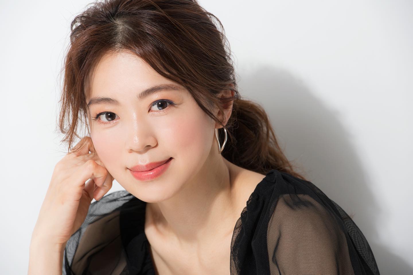 のっぺり感を感じさせないメリハリのある目元と、左右対称でとても自然な美人眉が完成。