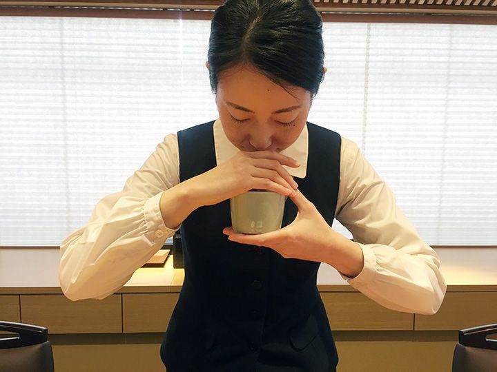 香りの聞き方にも作法があり。スタッフに習って実践を