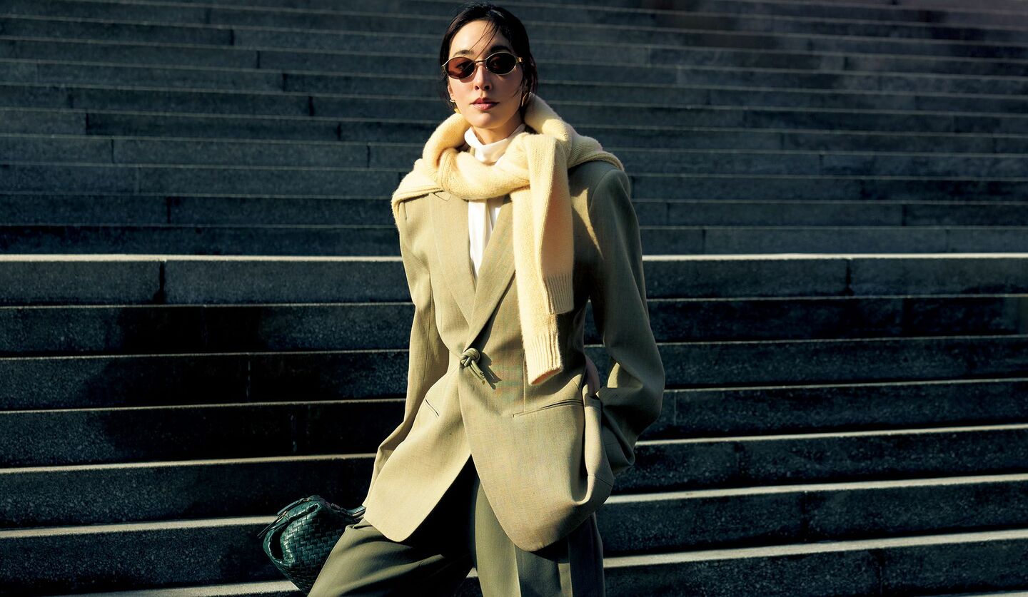 「ボッテガ・ヴェネタ」のジャケットとブラウス、パンツを着用したモデルの立野リカさん