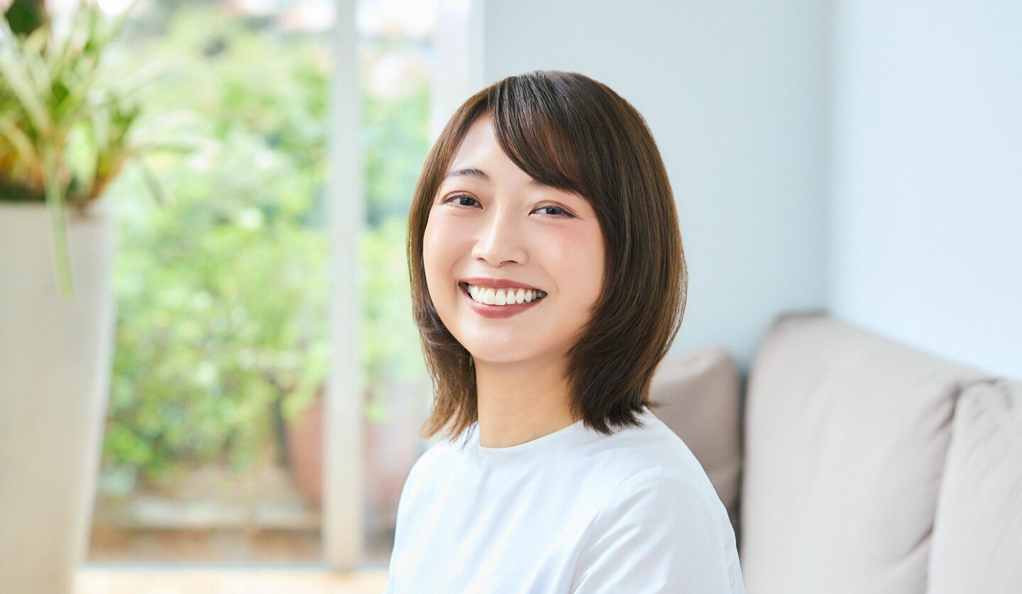 大人のヘアスタイル【丸顔×ボブ】アレンジできる長さは残しつつリフトアップ効果も狙う、大人世代のシンプル好感ボブカットのモデル画像