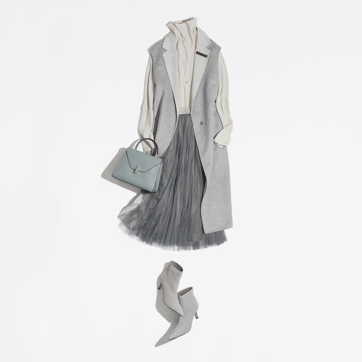 ジレ[共布ベルト・ブローチ付き]¥222,000・ニット¥57,000・スカート¥91,000(アオイ〈ファビアナフィリッピ〉) 　ネックレス¥500,000(TASAKI) 　バッグ¥405,000(ヴァレクストラ・ジャパン) 　靴¥138,000(ブルーベル・ジャパン〈マノロ ブラニク〉)