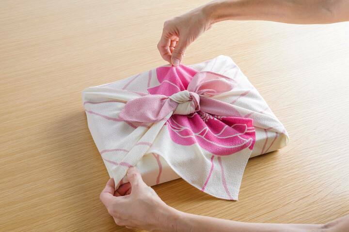 結び目の後ろにある部分をそっと引き抜いていきます