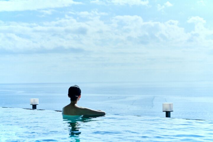 Disfruta de la experiencia más lujosa de convertirte en uno con el mar y el cielo en el baño al aire libre