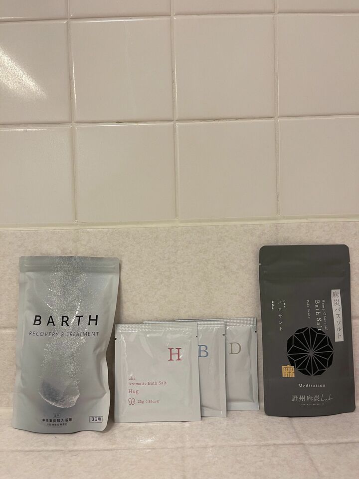 （右から）野州麻炭Lab 麻炭バスソルト パロサント 80g ¥908、ウカ アロマティックバスソルト ドリーム バランス ハグ 各25g 各¥500、BARTH [薬用] 中性重炭酸入浴剤