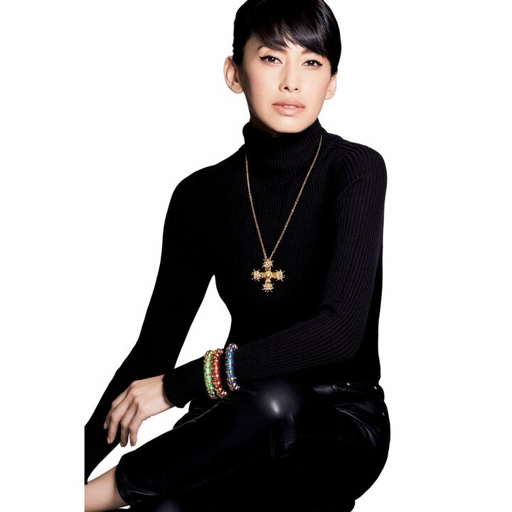 ブローチ『クロス ブローチ』［YG×PT×ダイヤモンド］￥1,840,000・チェーン［YG］￥270,000・バングル［YG×エナメル］各￥4,250,000（ティファニー・アンド・カンパニー・ジャパン・インク）、ニット￥18,000（MOGA）、パンツ￥190,000（ドゥロワー 青山店〈ドゥロワー〉）