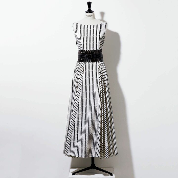 ドレス¥310,000・ベルト¥120,000(リシュモン ジャパン〈アライア〉)