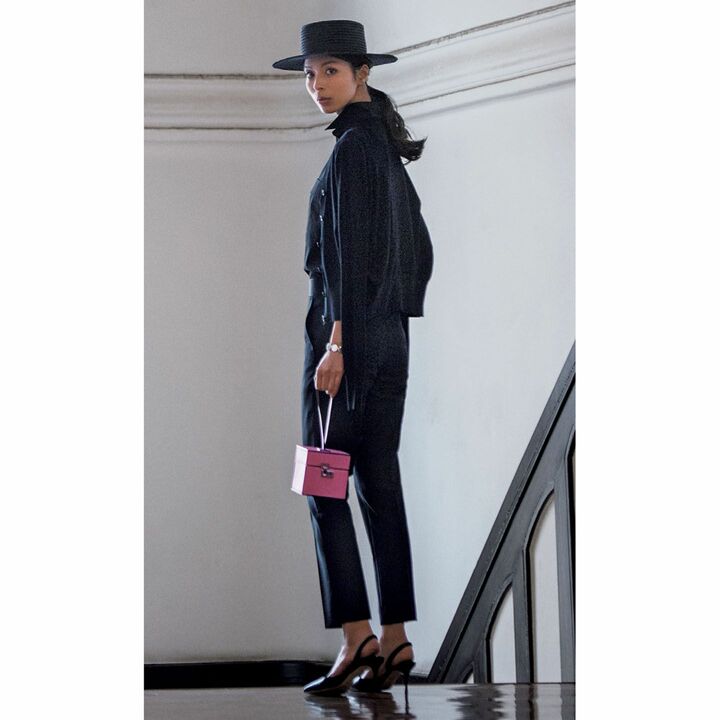 カーディガン （ザ シークレットクロ ゼット神宮前〈シクラス〉）、ノ ースリーブシャツ（サン・フレール〈レ・コパン〉）、バングル（ピエール アルディ 東京）、パンツ（ブラミンク〈ブラミンク〉）、帽子（ロンハーマン〈ロンハーマン〉）、バッグ［縦12×横12 ×マチ12㎝］（STEP inc.〈モワナ〉）、靴（ブルーベル・ジャパン〈マノロ ブラニク〉）　撮影／生田昌士（まきうらオフィス）　BY ：『Precious4月号』小学館、2017年