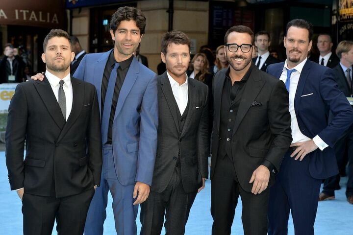左から共演のジェリー・フェレーラ、ケヴィン・コナリー、ジェレミー・ピヴェン、ケヴィン・ベーコンと。
