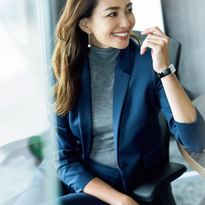 ピアス「ティファニー ハードウェア ボール フックピアス」￥37,500【Φ10mm】［シルバー］・時計￥745,000（ティファニー・アンド・カンパニー・ジャパン・インク） ジャケット￥62,000・パンツ￥34,000（ヒューゴ ボスジャパン〈ボス〉）、ニット￥69,000（ストラスブルゴ〈クルチアーニ〉）　[Precious2018年11月号196ページ]