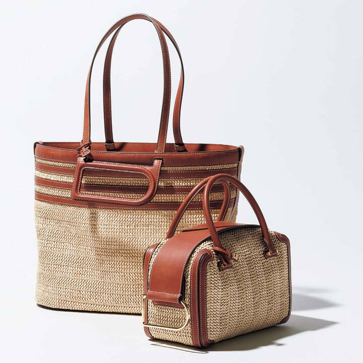 左／Dの文字をアクセントにした印象的なあしらい。ロングストラップ付きだから、気分に合わせてショルダー仕様にも。ビッグサイズが使いやすい。『D to D』［縦32.5×横40×マチ16cm］￥260,000・右／大きなゴールドメタルのDバックルをあしらった幅広レザーベルトを持ち上げると、ジッパーが開閉する機能美に優れたデザイン。バッグ『Cool Box』［縦16.5×横28×マチ12.5cm］￥328,000（デルヴォー・ジャパン）　[Precious2019年3月号152ページ] 