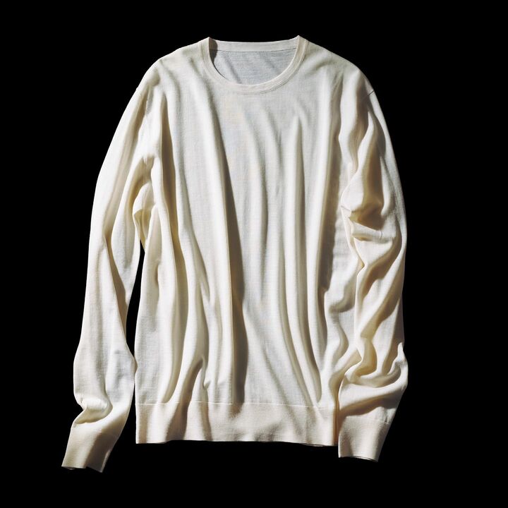 メリノウール素材。旧式の編み機や手作業など特別な技法を駆使し、繊細な質感と快適な着用感を実現。ニット￥52,000（トラデュイール）　[Precious2019年4月号110ページ]