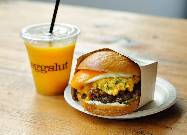 チーズバーガーに半熟のスクランブルエッグをサンド。日本限定メニュー『ルート 20』 1,180円(税抜)
