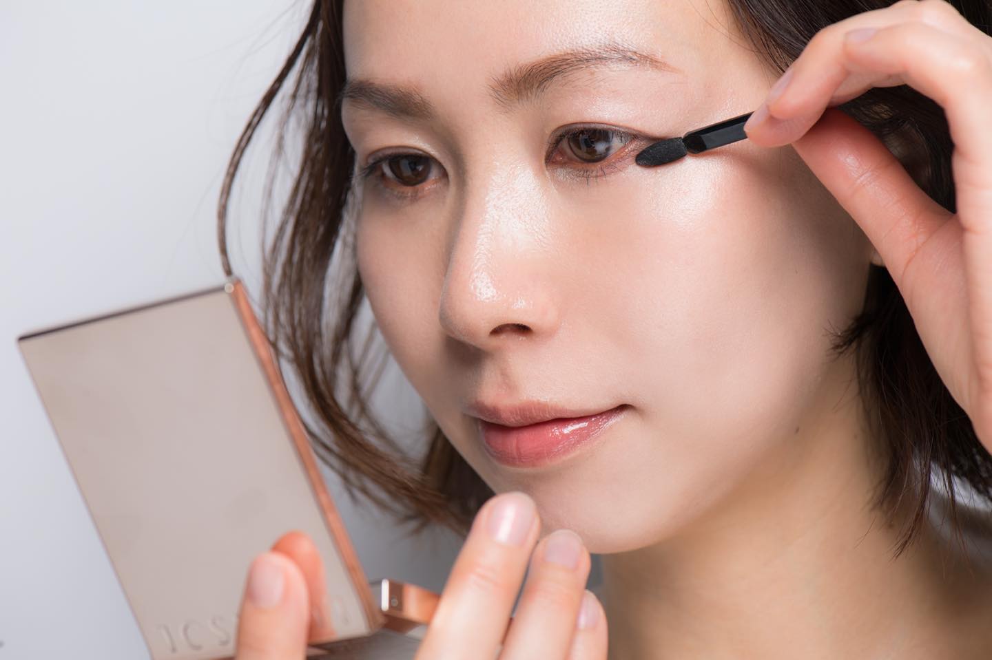 目の下のパールは、やや細めに薄く入れるのが上品に仕上げるポイントに。