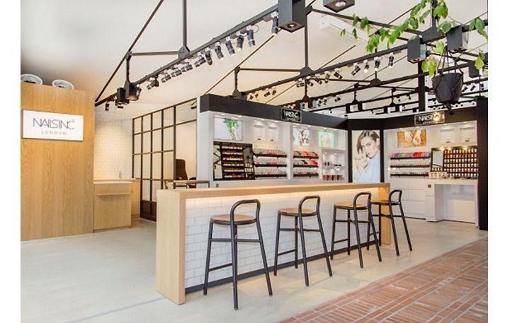 NAILS INC.表参道店イメージ。ポリッシュのノリや持ちのよさを引き出す、甘皮処理など丁寧なベースケアに重点をおいたプロフェッショナル マニキュア(ネイルケア&カラー) サービスも人気。
