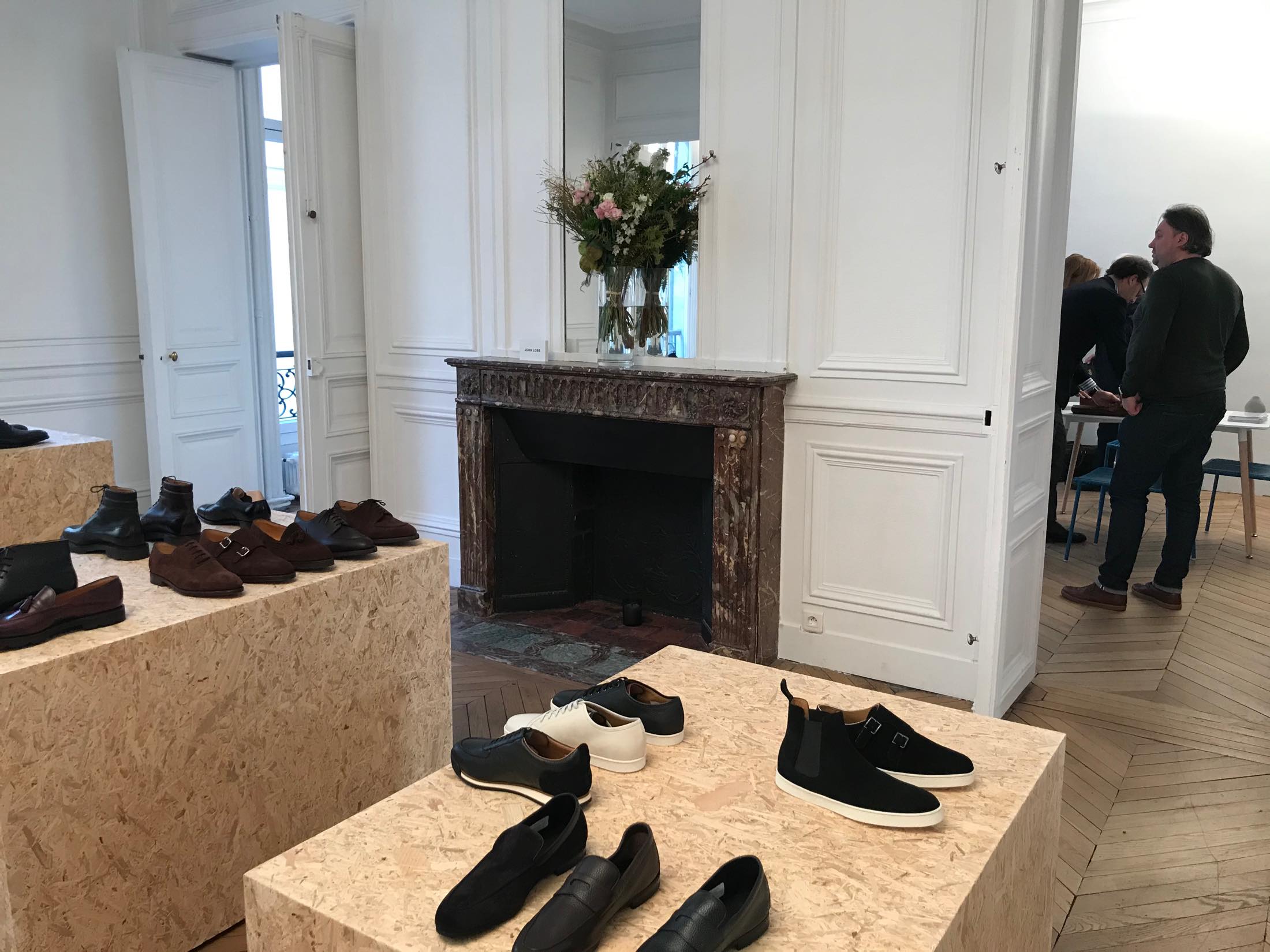 展示会場に並べられたジョンロブの靴。ファンにはたまらない光景だ。