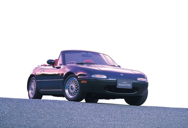初代ユーノス「ロードスター」。欧州の古典的なライトウェイトスポーツカーを規範としながらも、デザインの随所に和のテイストを盛り込んでいた。