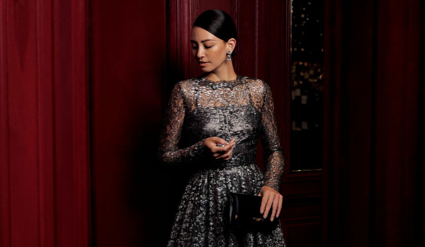 「ドルチェ&ガッバーナ」のメタリックドレスを着用したモデルのRINAさん