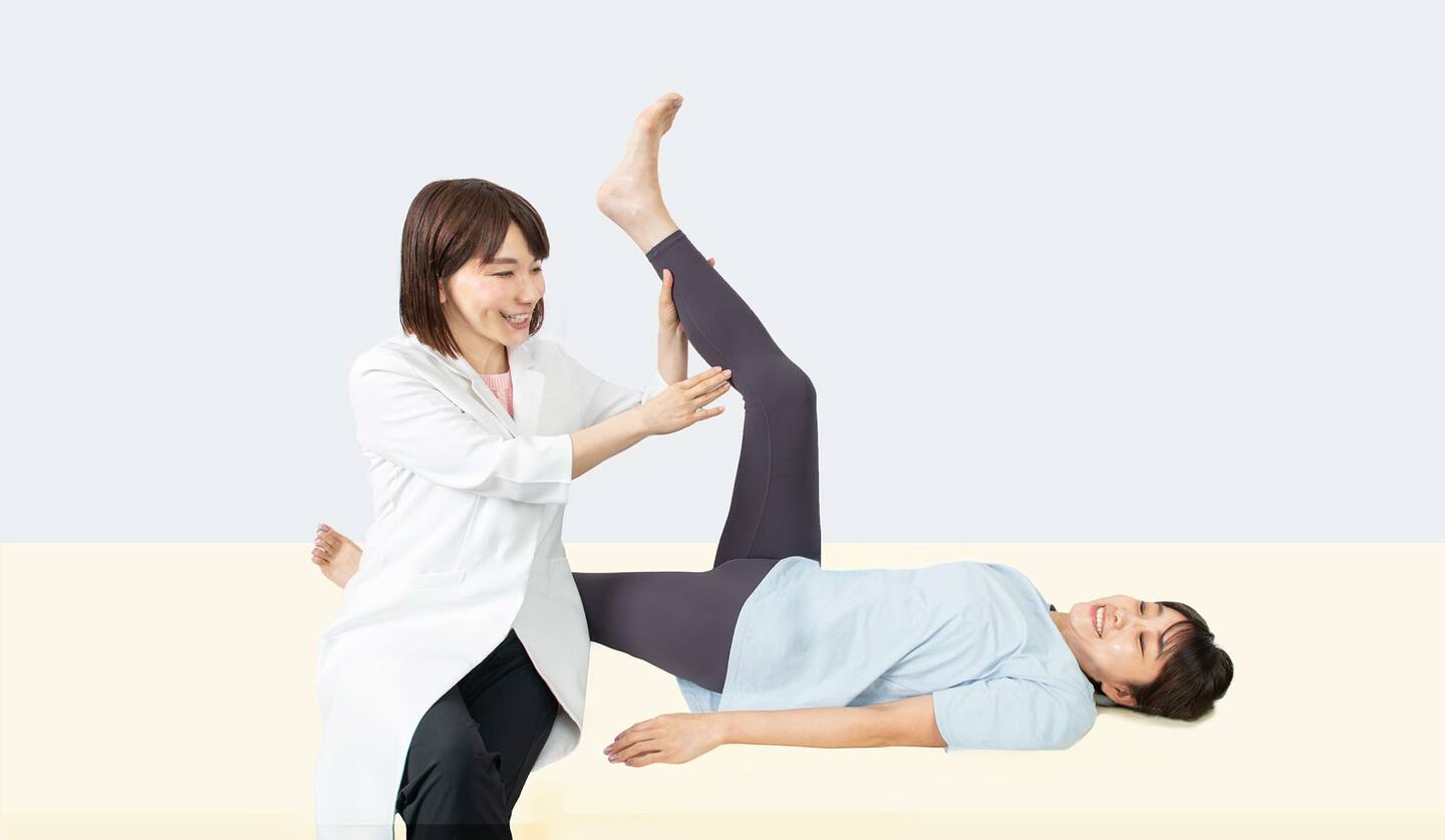 二人の女性　ストレッチの指導をしている