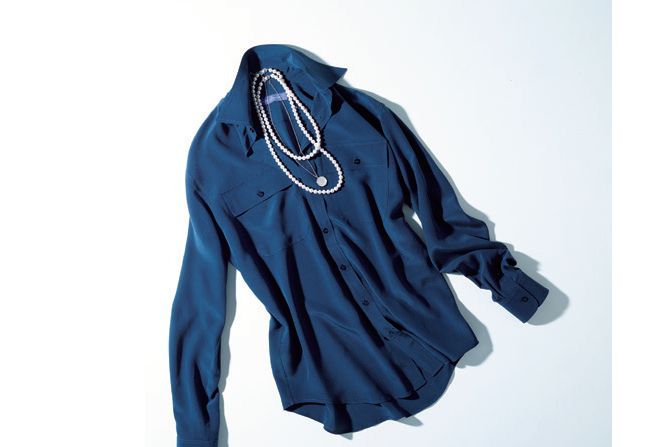 ブラウス￥102,000（ラルフ ローレン〈ラルフ ローレン コレクション〉）　パールネックレス[短]￥1,000,000・[長]￥1,500,000・ペンダントネックレス￥1,200,000（ミキモト）