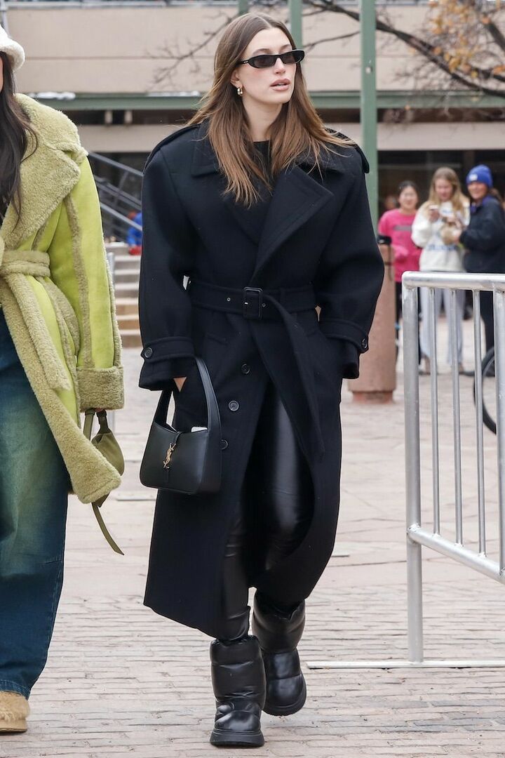 クールな着こなしなので、ナチュラルなダウンヘアで抜け感をプラス。