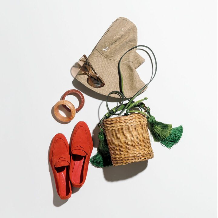 上から／ハット￥21,000（GALERIE VIE 丸の内店〈ミュールバウアー〉）、サングラス￥40,000（ルックスオティカジャパン〈ティファニー〉）、バングル［ブラウン］￥35,000・［オレンジ］￥66,000（三越日本橋本店 本館3階ミグジュアリー〈ペリーニ〉）靴［ヒール2cm］￥85,000（リエート〈サントーニ〉）、バッグ［縦18×横17×マチ17cm］￥82,000（スーパー エー マーケット〈ワイワイ〉）　［Precious2019年7月号96ページ］