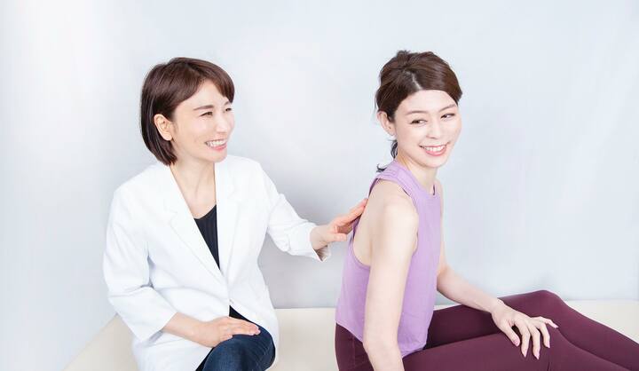 仰向けになり、右の肘を床につける