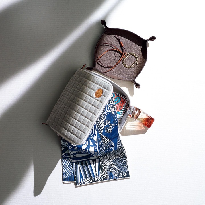 「カレ」専用ポーチの「パドック」￥114,000【縦24×横24×高さ6cm】・シルクスカーフ「カワ・オレ」各￥52,000・レザーの小物トレイ「ヴィド ポッシュ」￥68,000【縦25×横25cm】・ネックレス「ブックルリ」￥80,000・オードトワレ ナチュラルスプレー「ラグーナの庭」￥16,300【100ml】（エルメスジャポン）　［Precious2019年8月号80ページ］