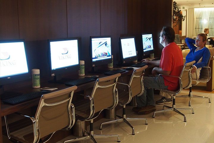 クルーズ船上でインターネットは使える?
