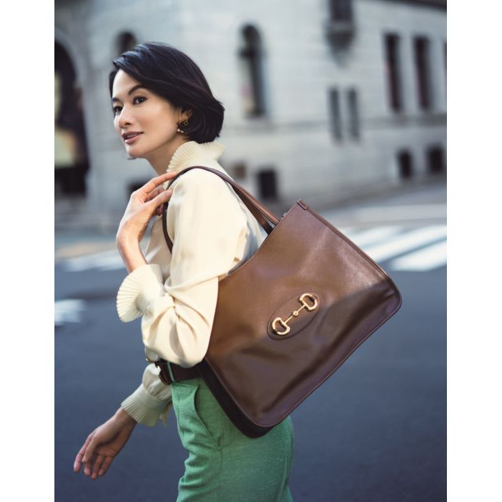 ブラウス・パンツ・バッグ『グッチ 1955 ホースビット・ベルト・ピアス(グッチ ジャパン) 撮影/水田 学(NOSTY) BY:『Precious4月号』小学館、2020年
