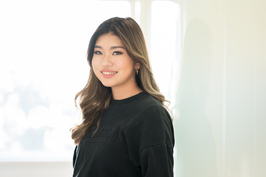 六本木美容室 白金店スタイリスト・笠原優花さん。「口紅を集めるのが大好き。面白い色やドギツイ色を見つけるとついつい買っちゃいますね。今はボルドー系の色にハマっています」
